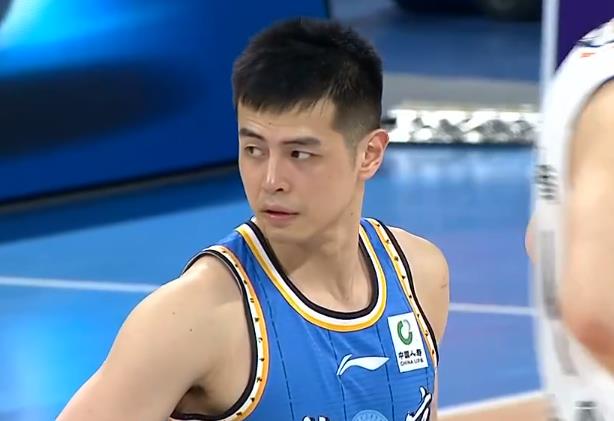 加拿大运动员凭借实力,稳坐领先位置 加拿大运动员凭借实力,稳坐领先位置