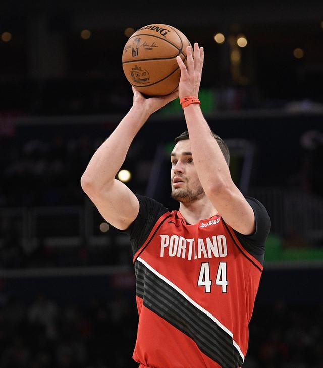 弗尔勒姆客场失利,中场组织混乱 弗尔勒姆客场失利,中场组织混乱