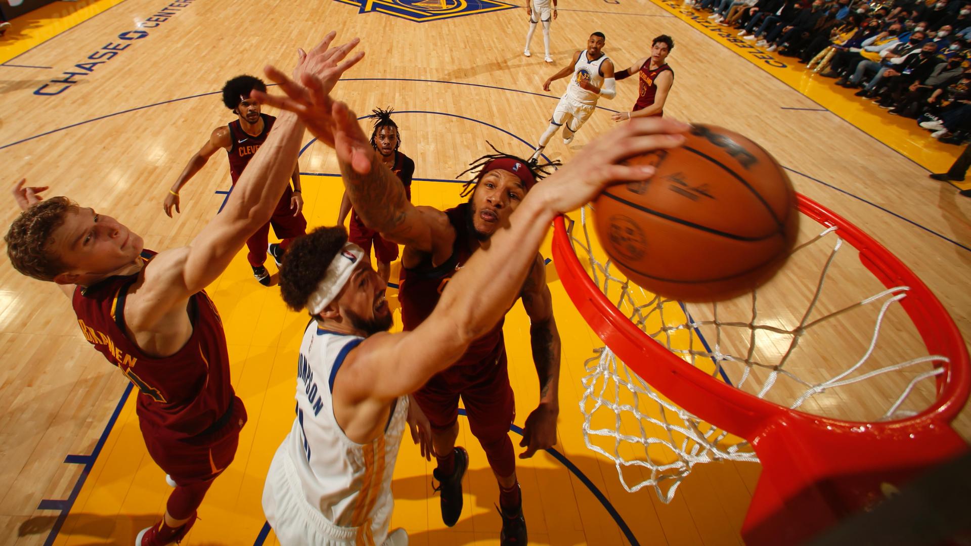 山西队逆转76人，克莱扛起全队