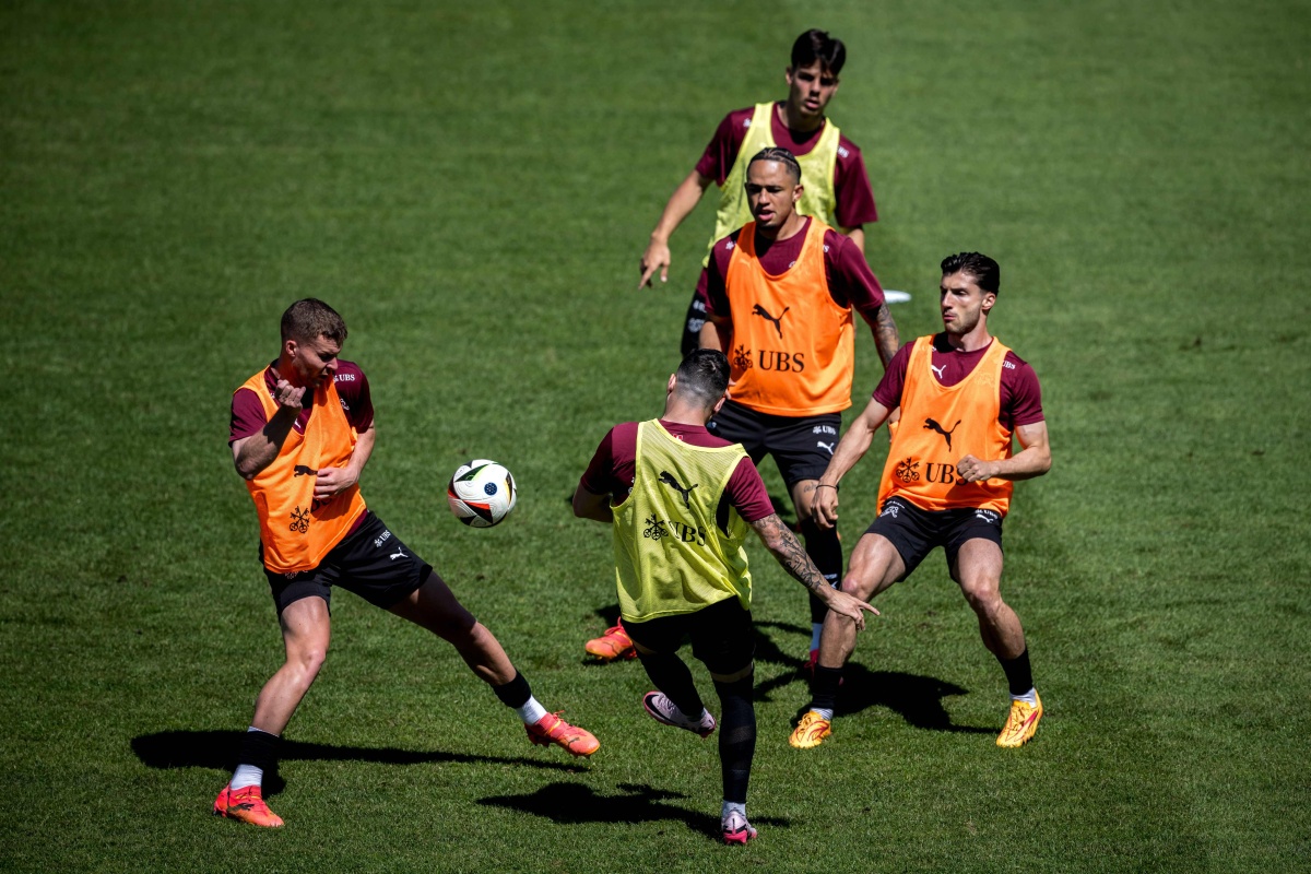 包含欧洲足球风云：预选赛豪强争霸场面混乱的词条